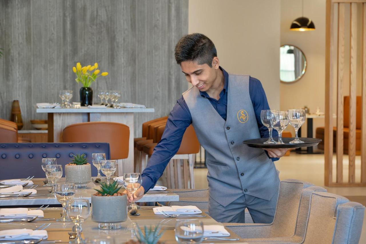 Voco Al Khobar By Ihg Hotel Exterior foto A waiter at work