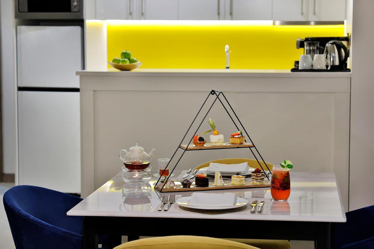 Voco Al Khobar By Ihg Hotel Exterior foto A pyramid cake stand
