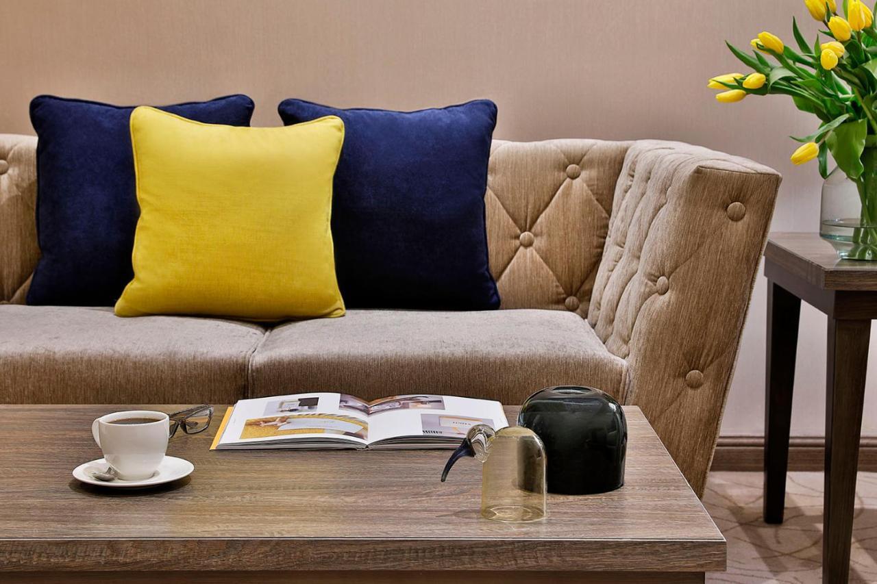 Voco Al Khobar By Ihg Hotel Exterior foto A sofa with cushions